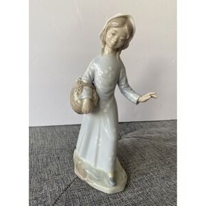 Lladro Zaphir Retired/Rare From The Vineyard Girl w/Basket of Grapes 9" Spain